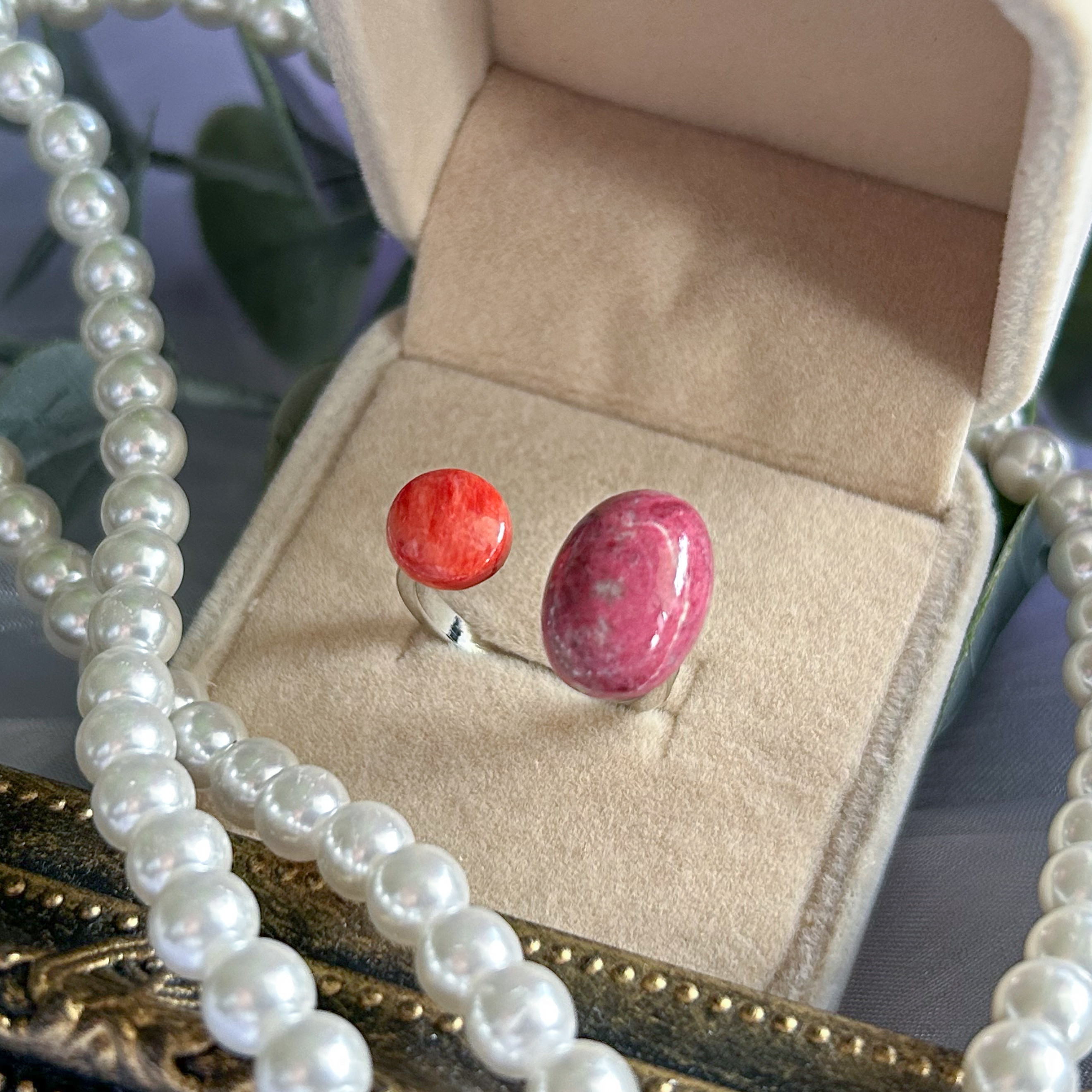 濃いピンク×朱色 オープンリング 春 レトロ 着物の柄のような和テイストの大人指輪 モダン 琉装カラー