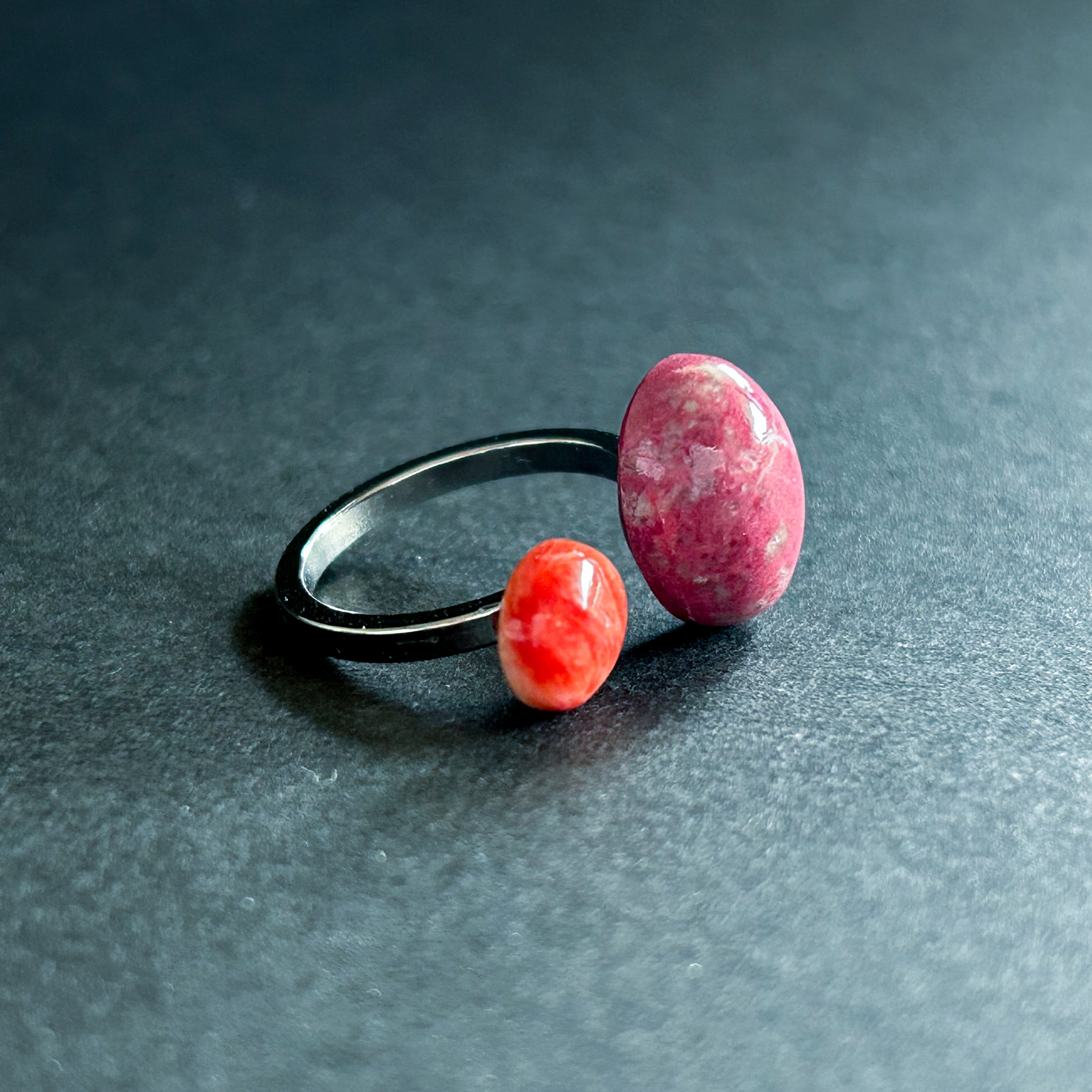 濃いピンク×朱色 オープンリング 春 レトロ 着物の柄のような和テイストの大人指輪 モダン 琉装カラー