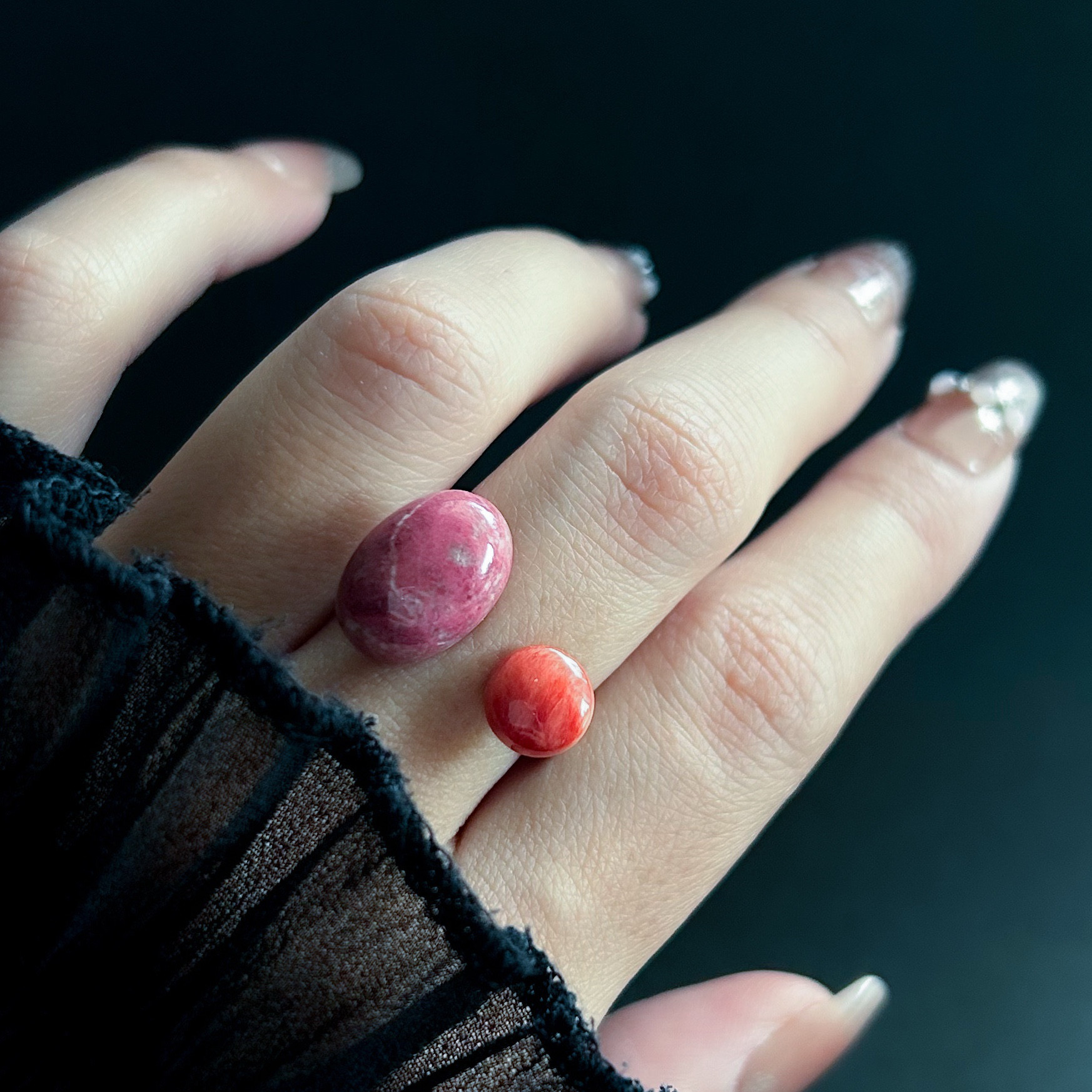 濃いピンク×朱色 オープンリング 春 レトロ 着物の柄のような和テイストの大人指輪 モダン 琉装カラー