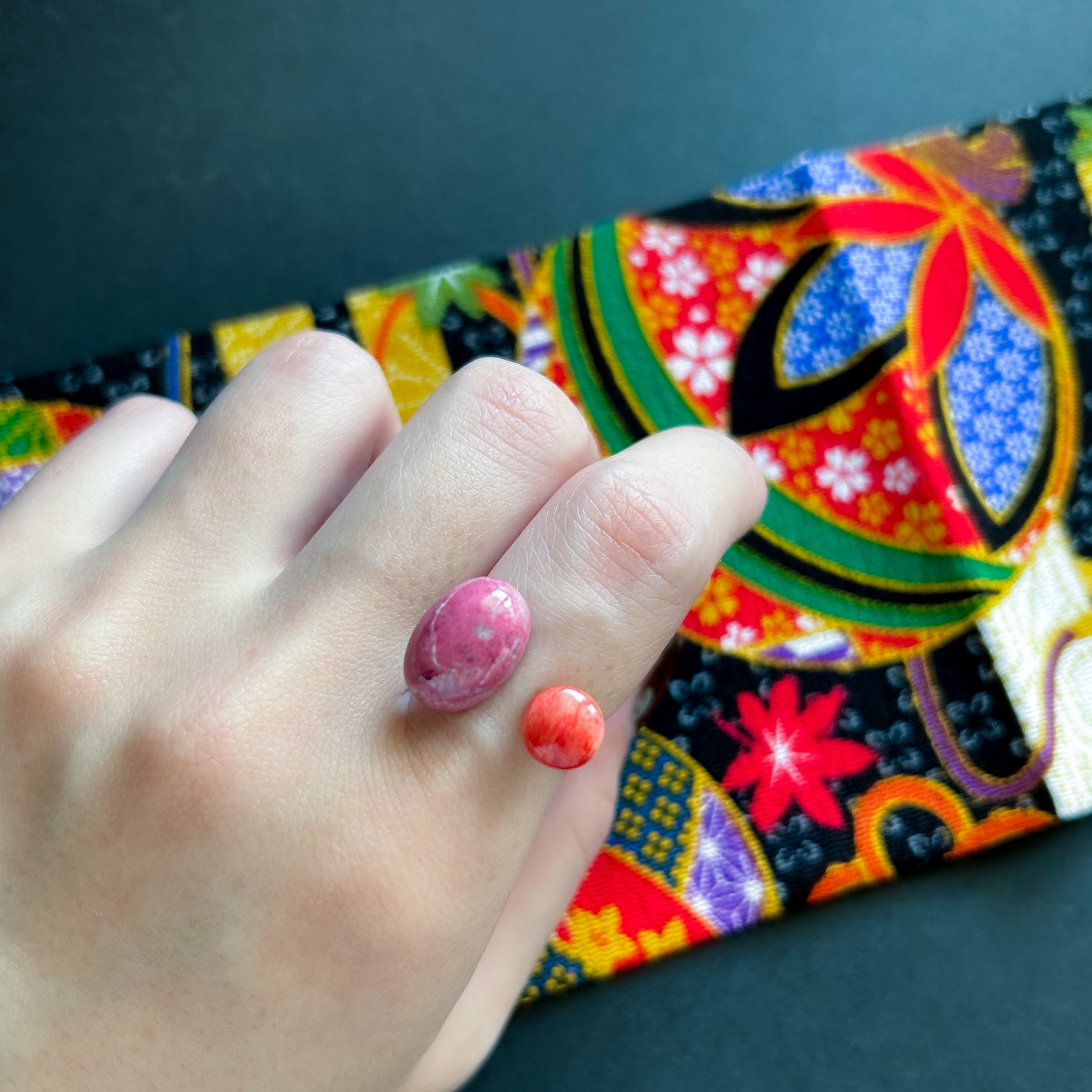 濃いピンク×朱色 オープンリング 春 レトロ 着物の柄のような和テイストの大人指輪 モダン 琉装カラー