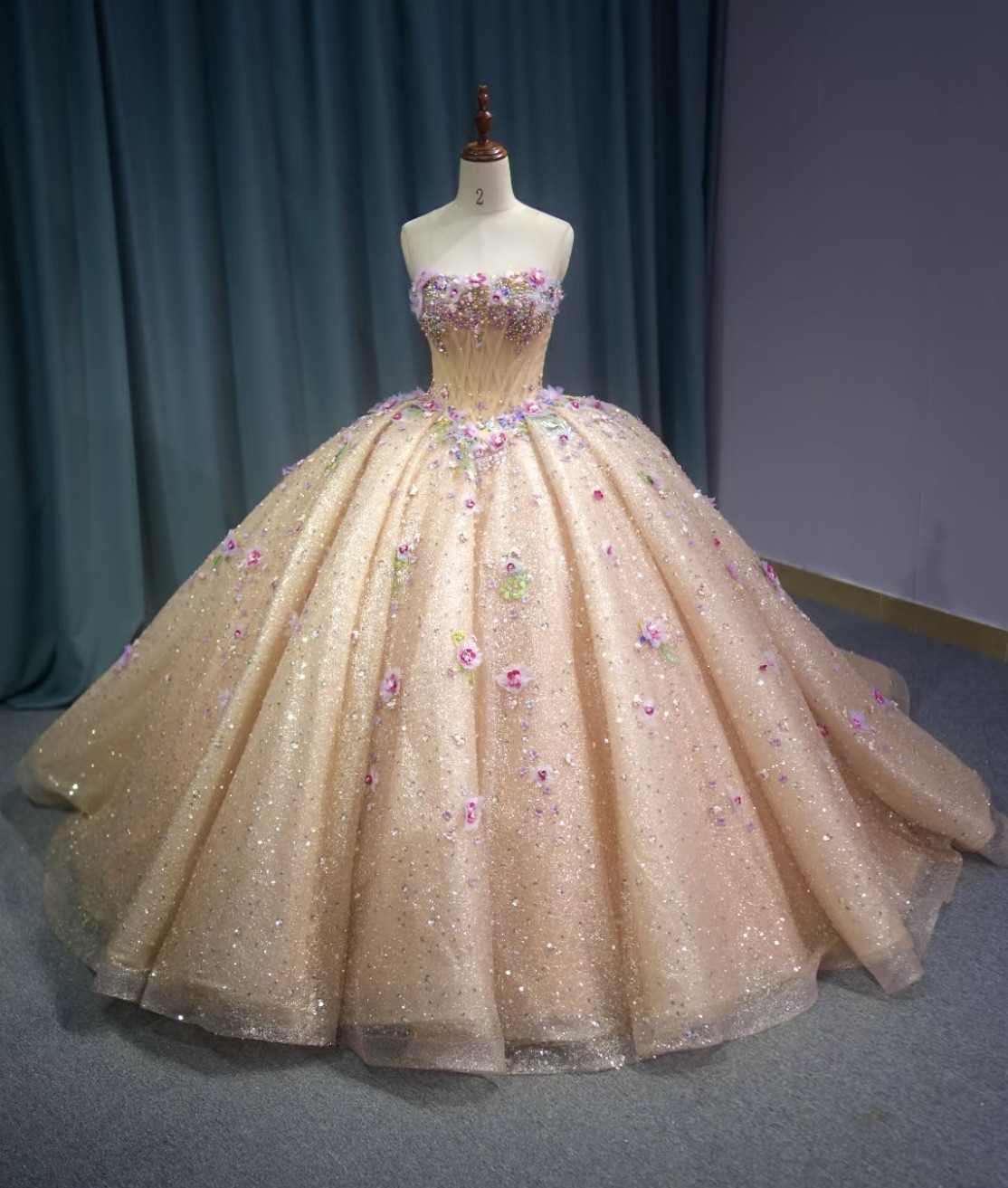 新着商品！ビスチェライン　キラキラウェディングドレス　お花飾り　王道派　オレンジ色輝きな光彩が放つ　高級感前撮りお呼ばれ