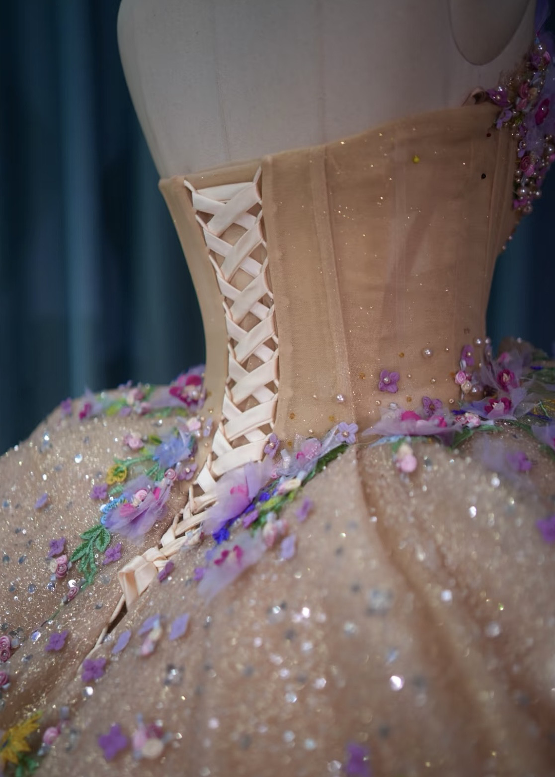 新着商品！ビスチェライン　キラキラウェディングドレス　お花飾り　王道派　オレンジ色輝きな光彩が放つ　高級感前撮りお呼ばれ