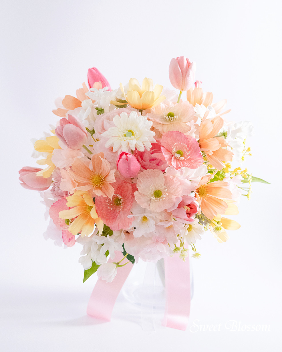 【オーダーメイド】オレンジピンクのポピーとチューリップのクラッチブーケ＆ブートニア