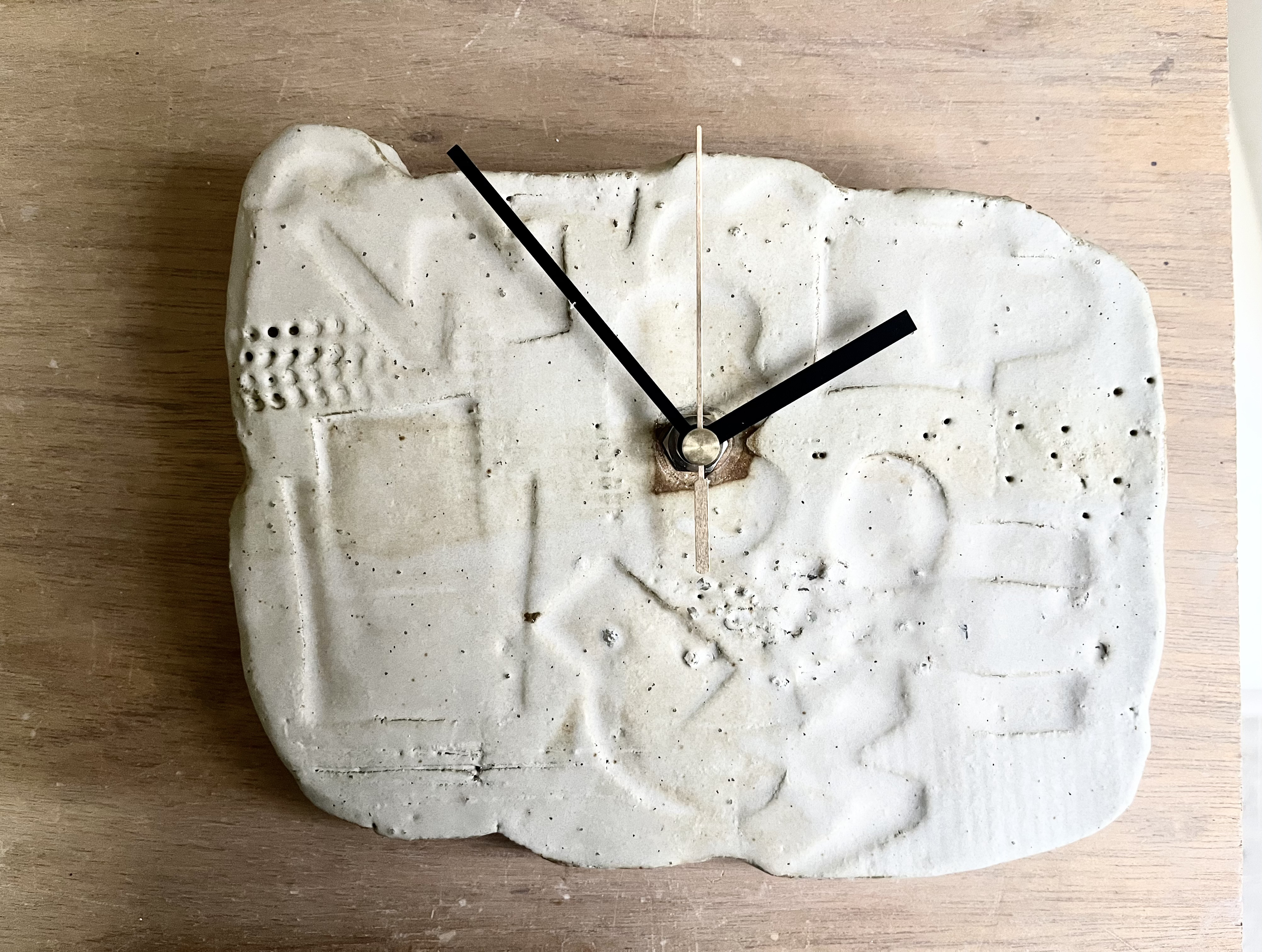 白POP象嵌 21cm角掛け時計