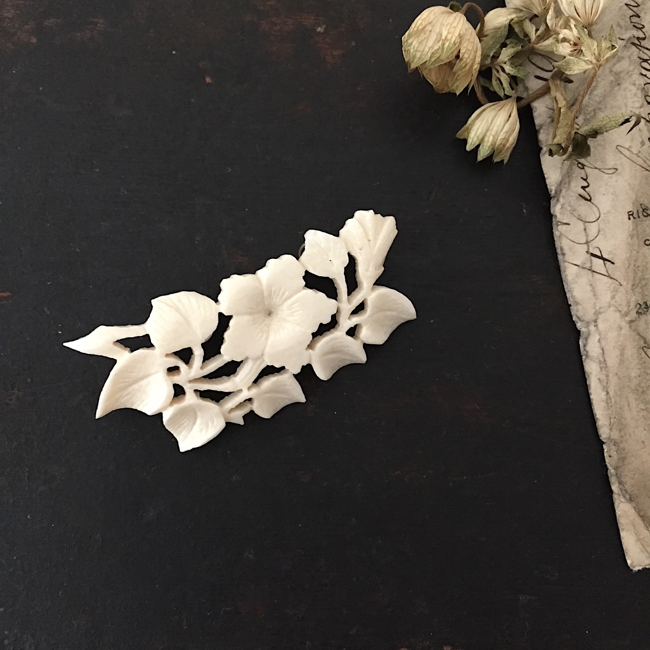 アンティークフラワーブローチ　ガーランド　ボーンブローチ　天然素材　花　ミモザ　プレゼント　ギフト　北欧