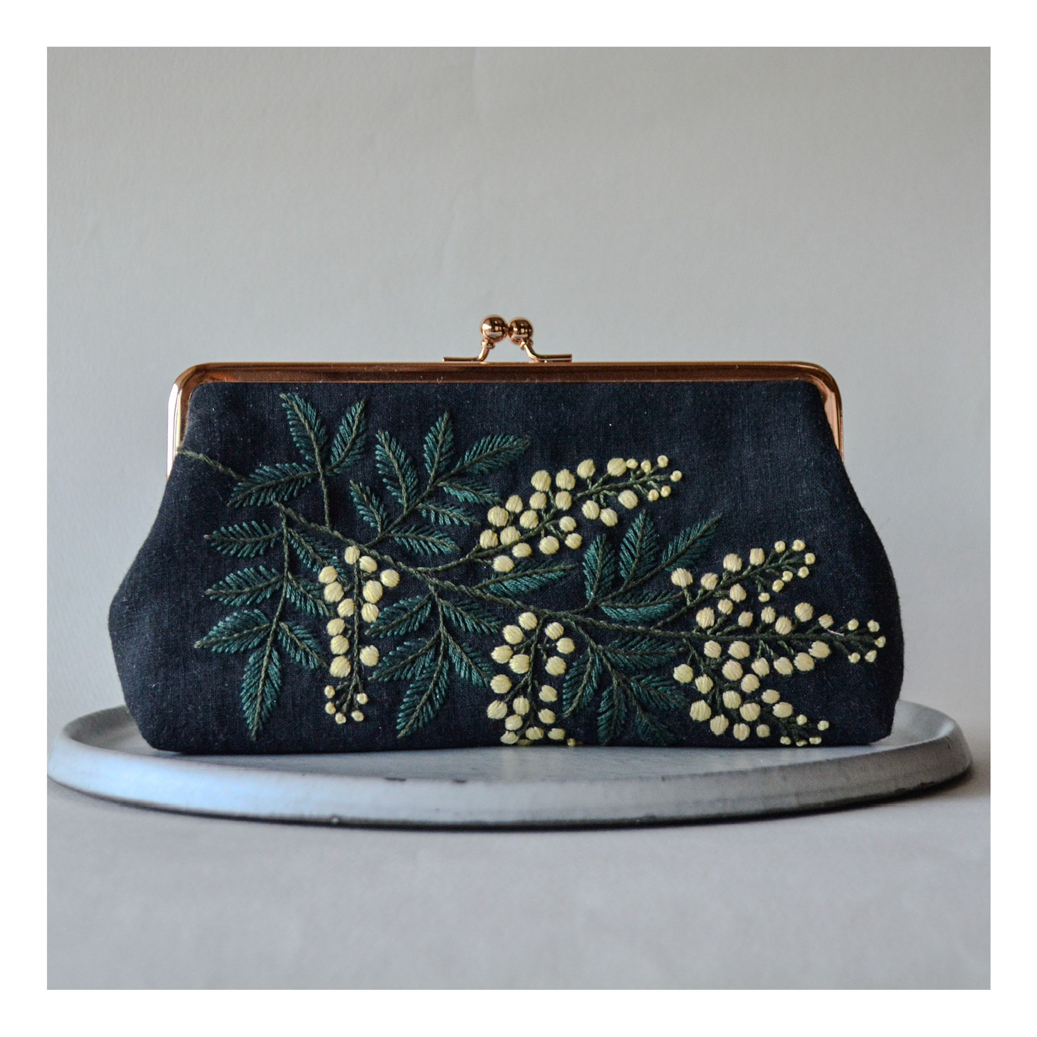 【受注制作】ミモザ　刺繍がま口ポーチ