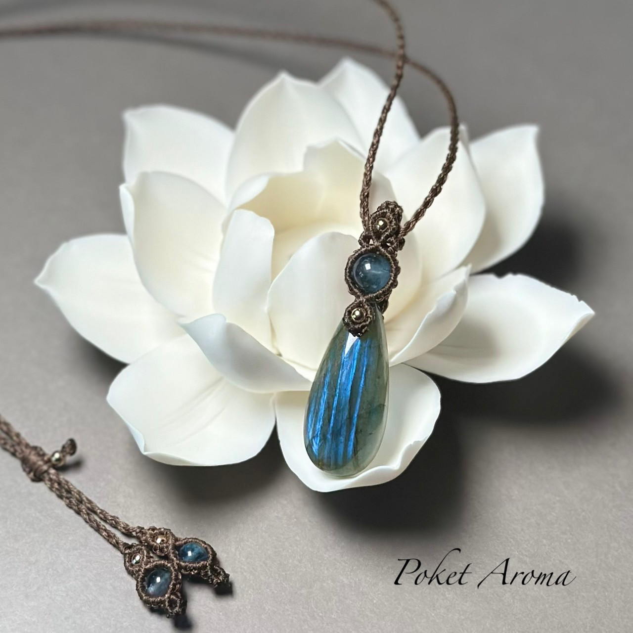 『花紺青』ラブラドライトとブラックアクアマリンのマクラメペンダントネックレス