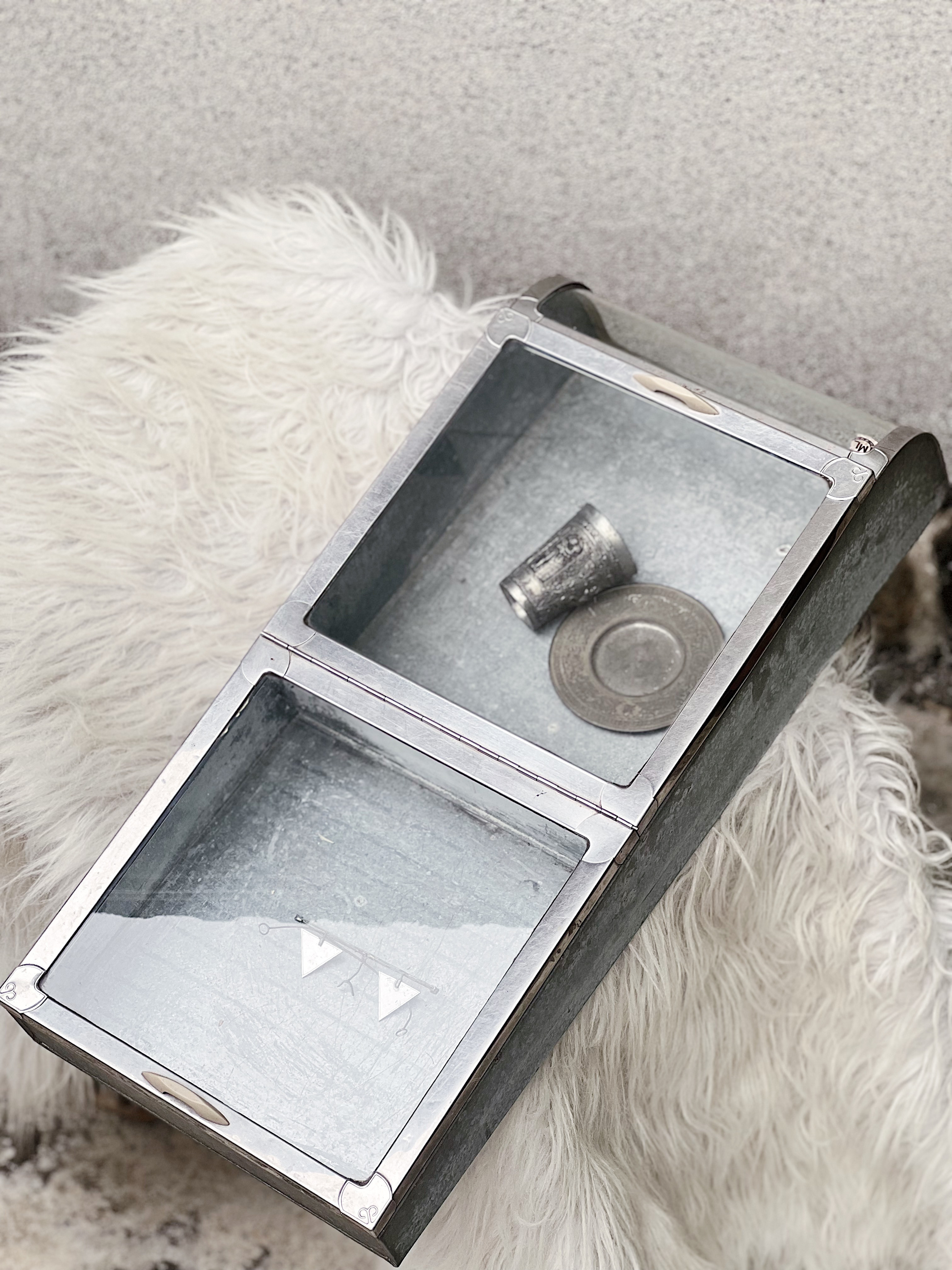 コレクションリリース | 希少な日本製昭和特製面取り鉄板ガラス飾り棚