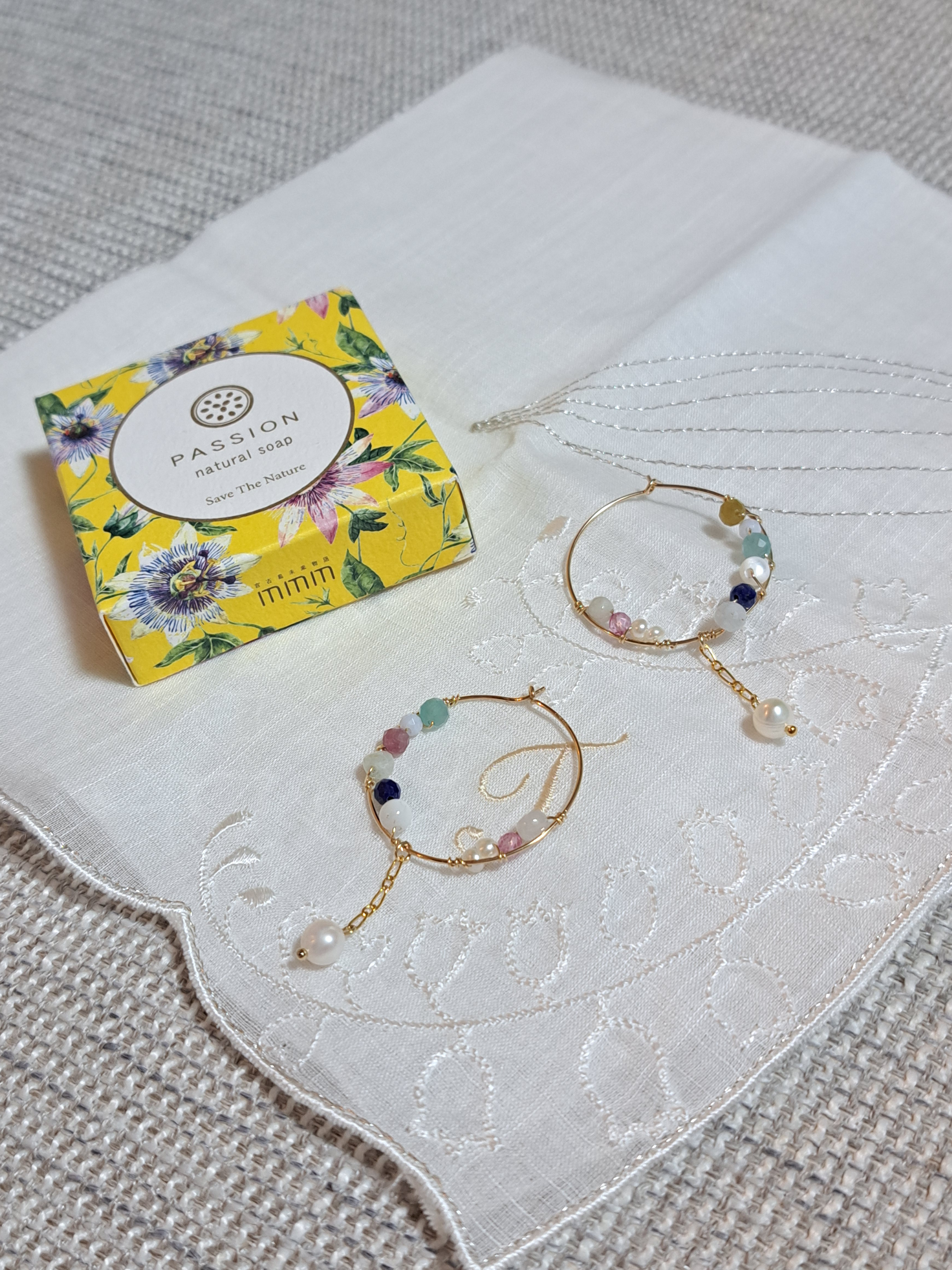 14kgf　小粒のアマゾナイトとピンクトパーズのフープピアス