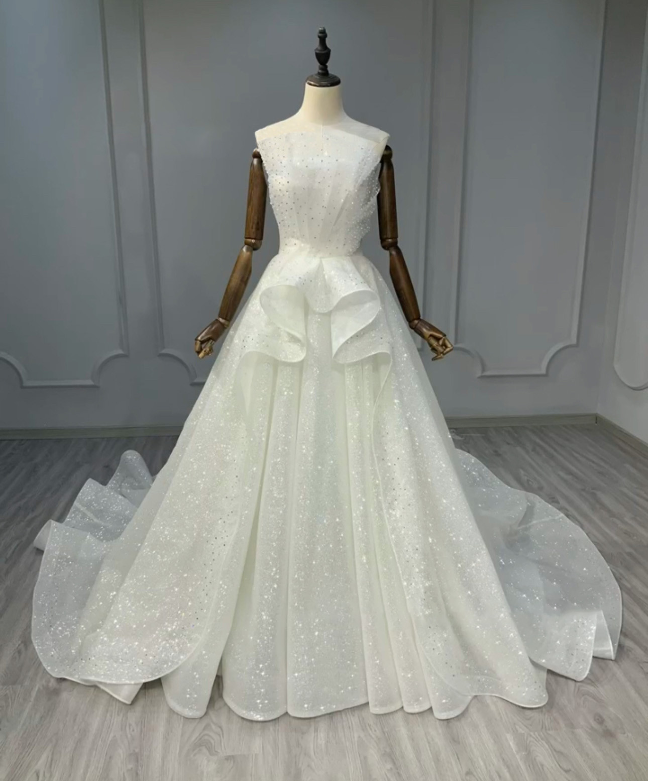 抜群のお洒落見え　チューブトップ　袖無し　素材感を際立つ　目立つ　たっぷりストーン　グッリター　優雅　編みあげトレーン