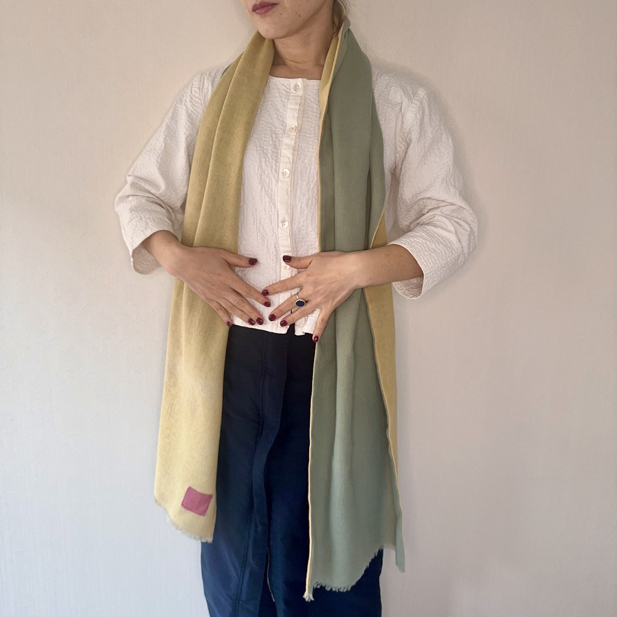 セール品　クチナシの草木手染めストール　麻ウール混　バイカラーロングストール