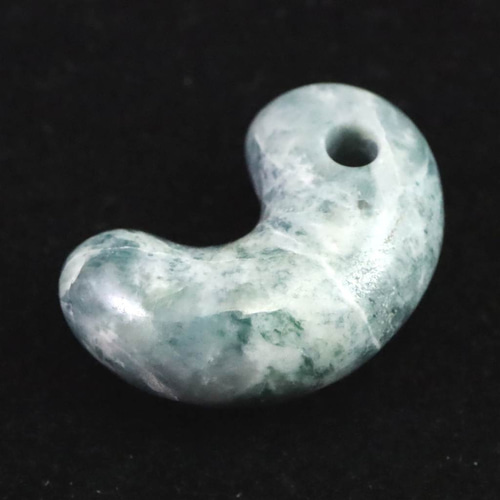 【新品未使用】希少、小滝産天然無加工の糸魚川翡翠白と青12mm美しいブレスレット 糸魚川翡翠 小滝産 27mm 勾玉 ブルー ディレクトリーカード付