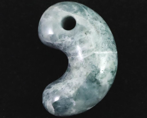 糸魚川翡翠 小滝産 27mm 勾玉 ブルー ディレクトリーカード付