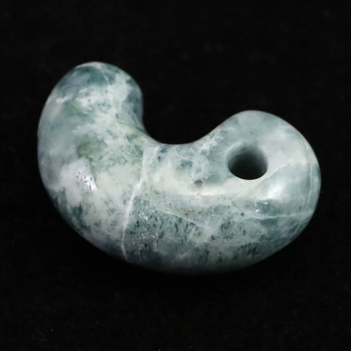 糸魚川翡翠 小滝産 27mm 勾玉 ブルー ディレクトリーカード付