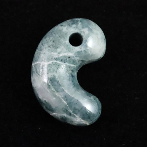 糸魚川翡翠 小滝産 27mm 勾玉 ブルー ディレクトリーカード付 8.0g