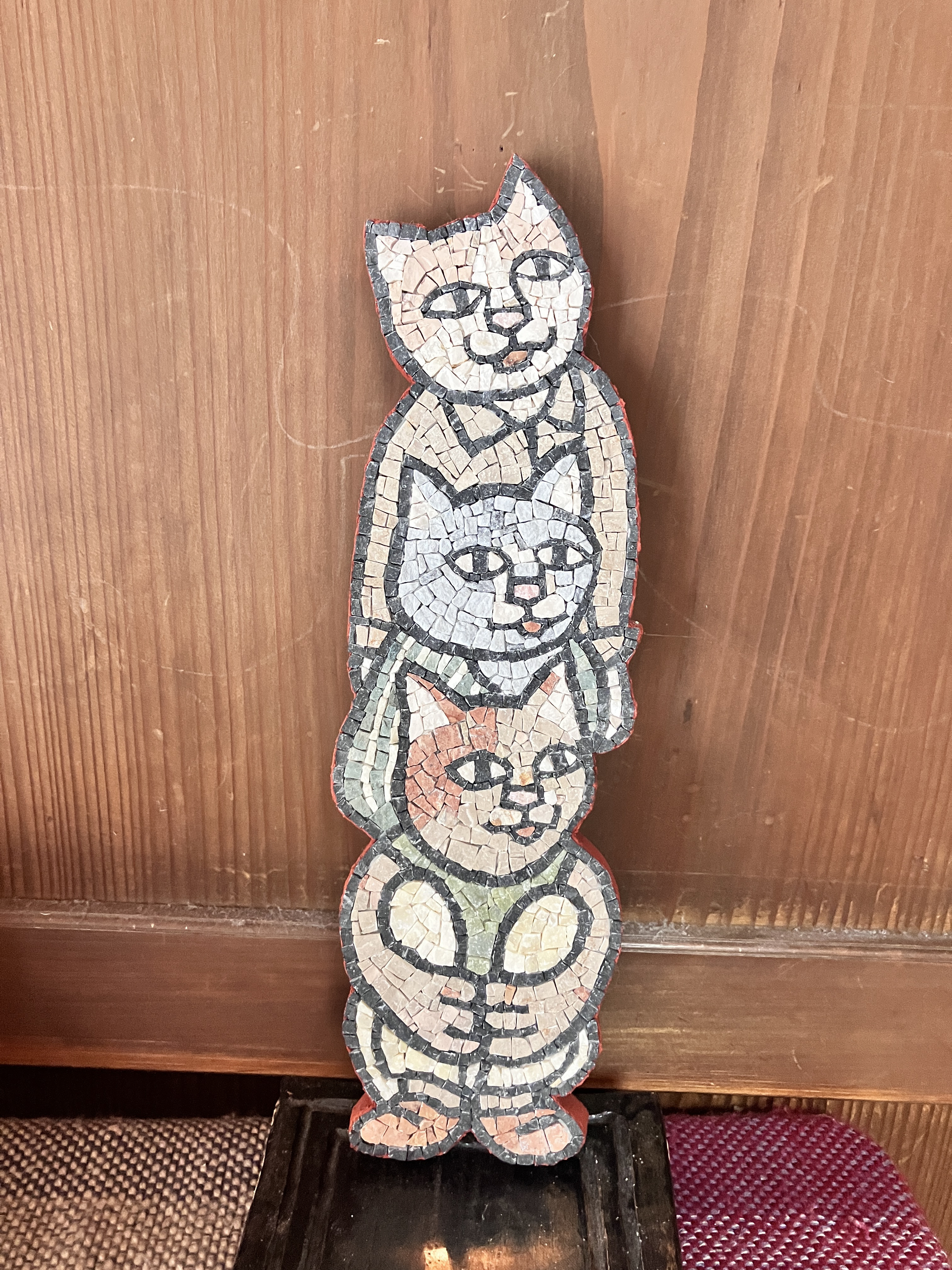 3匹のネコ　何か飛んでるよ。