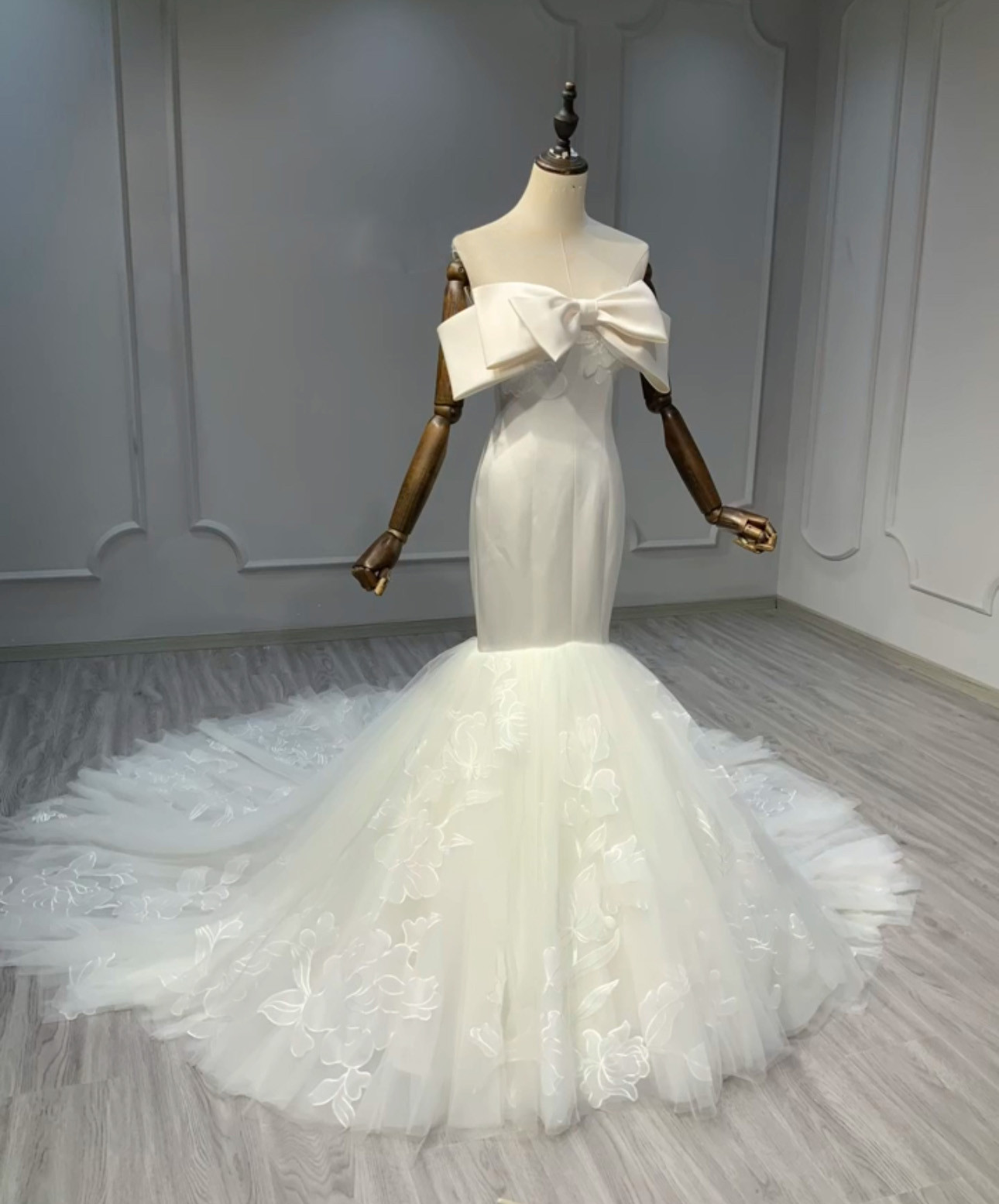 上質　咲き誇る刺繍　ホワイト白　ウェディングドレス　マーメイドドレス　可愛いリボン　サテンチュール　編み上げお呼ばれ挙式 47,376円