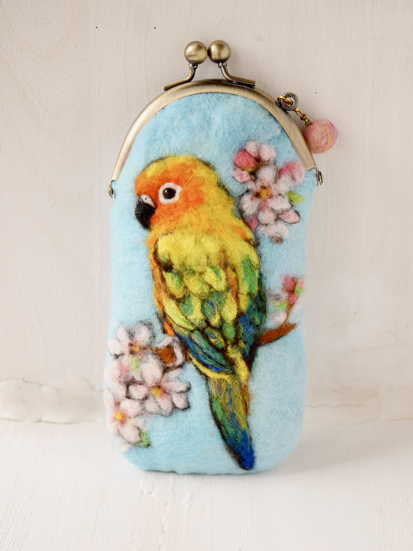 コガネメキシコインコと桜の羊毛フェルトがま口