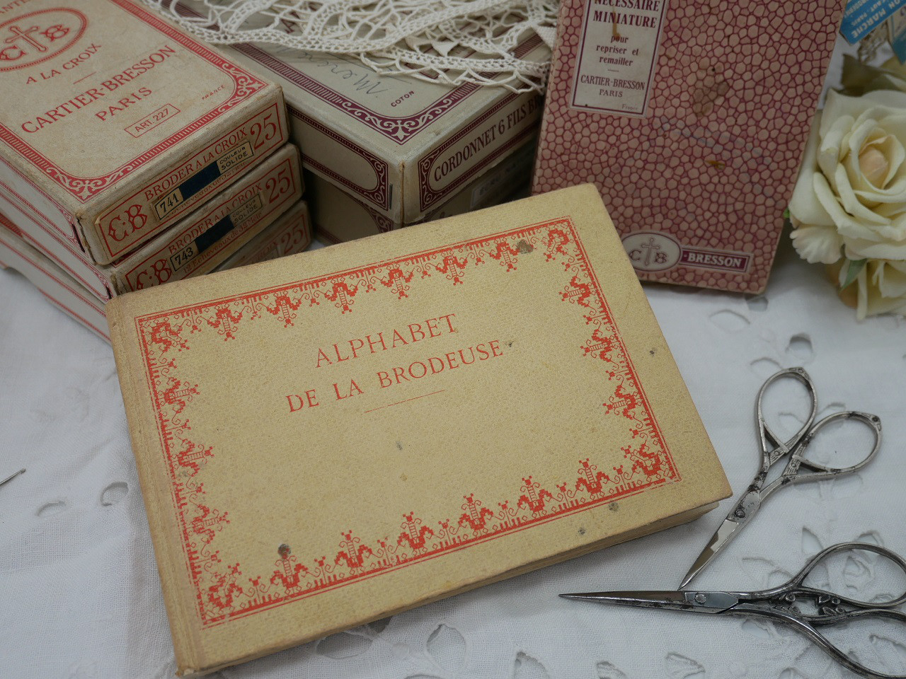 フランスアンティークDMC刺繍ミニ図案集（ALPHABET de la Brodeuse）