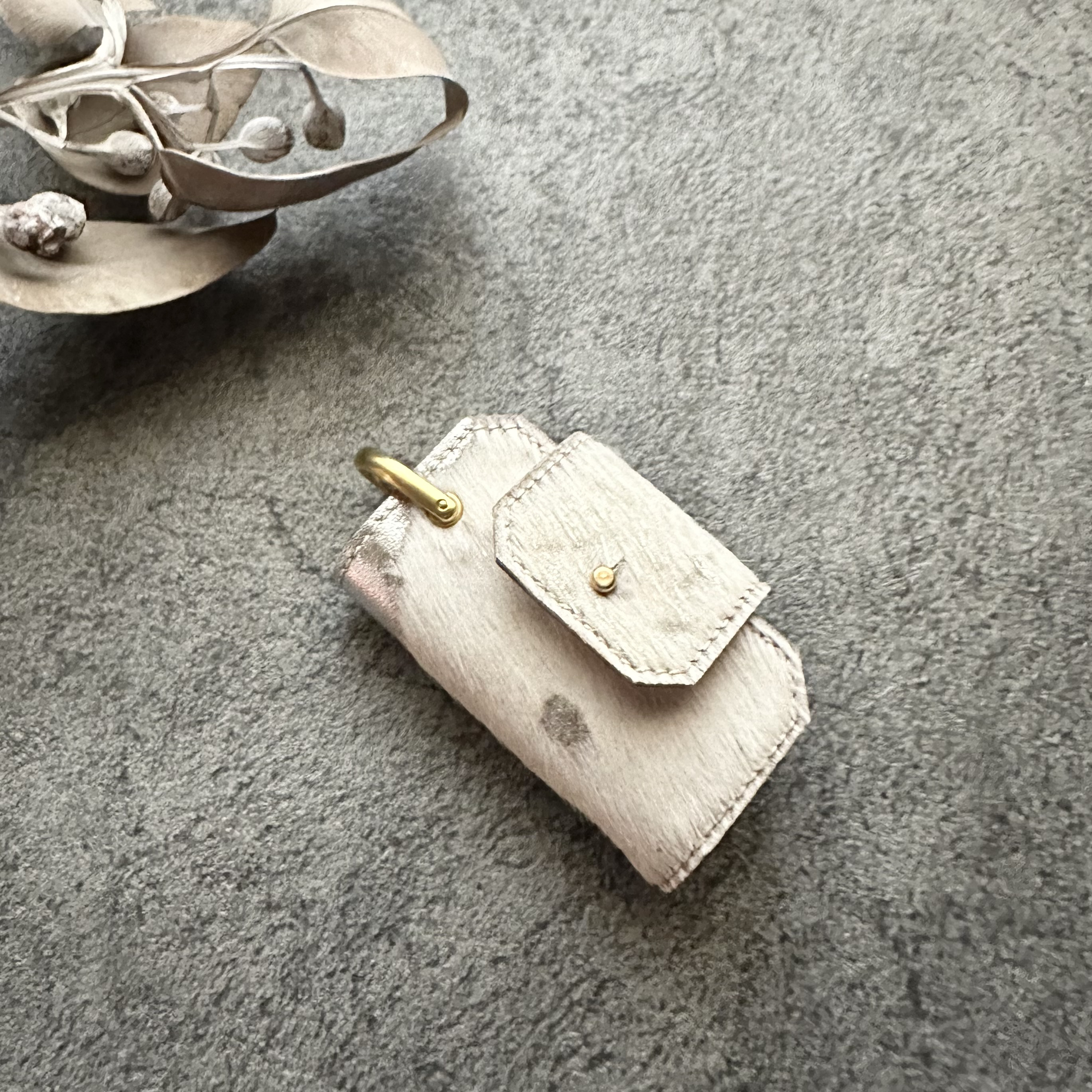 牛毛皮ハラコキーケース medium / アクションペインティング柄 シルバー〖受注制作〗