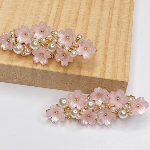 桜咲き誇る和風ヘアクリップ☆ 淡水パールと砂糖ビーズの木の実付き 桜咲き誇る和風ヘアクリップ☆淡水パールと砂糖ビーズの木の実