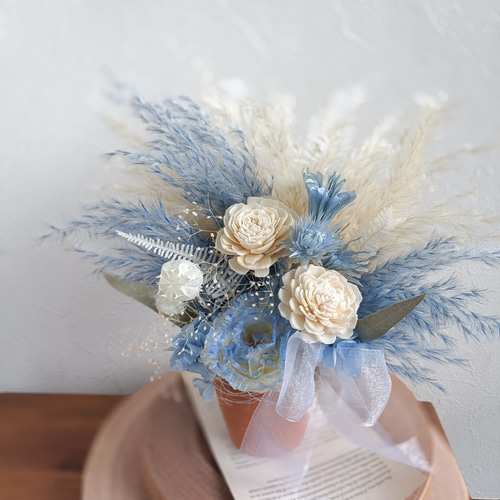 超早割 空色ブルーのアレンジメント母の日2025 水色 パンパスグラス