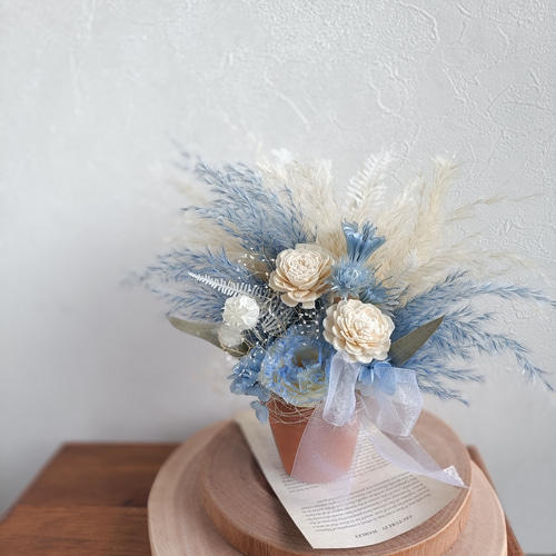 超早割 空色ブルーのアレンジメント母の日2025 水色 パンパスグラス