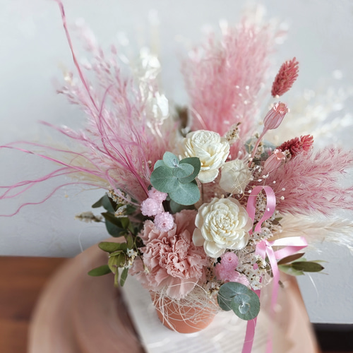 超早割カーネーションとピンクパンパスグラスのアレンジメント母の日