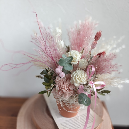 超早割カーネーションとピンクパンパスグラスのアレンジメント母の日