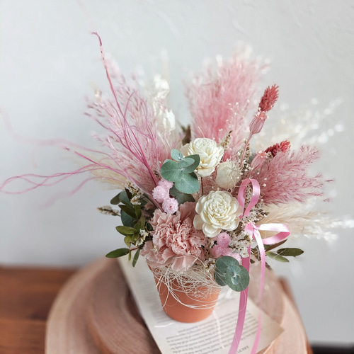 超早割カーネーションとピンクパンパスグラスのアレンジメント母の日