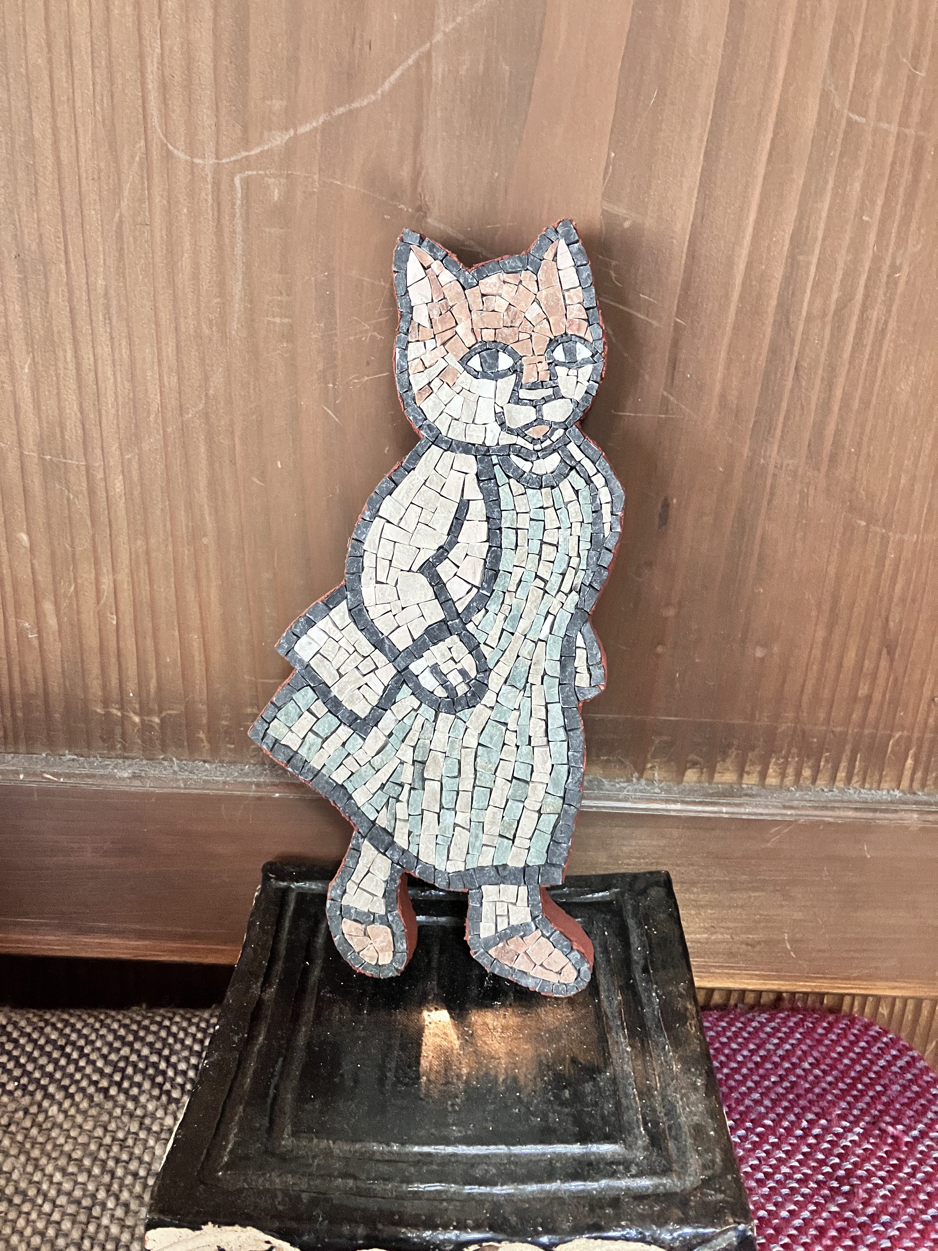 ネコ　向かい風やん。