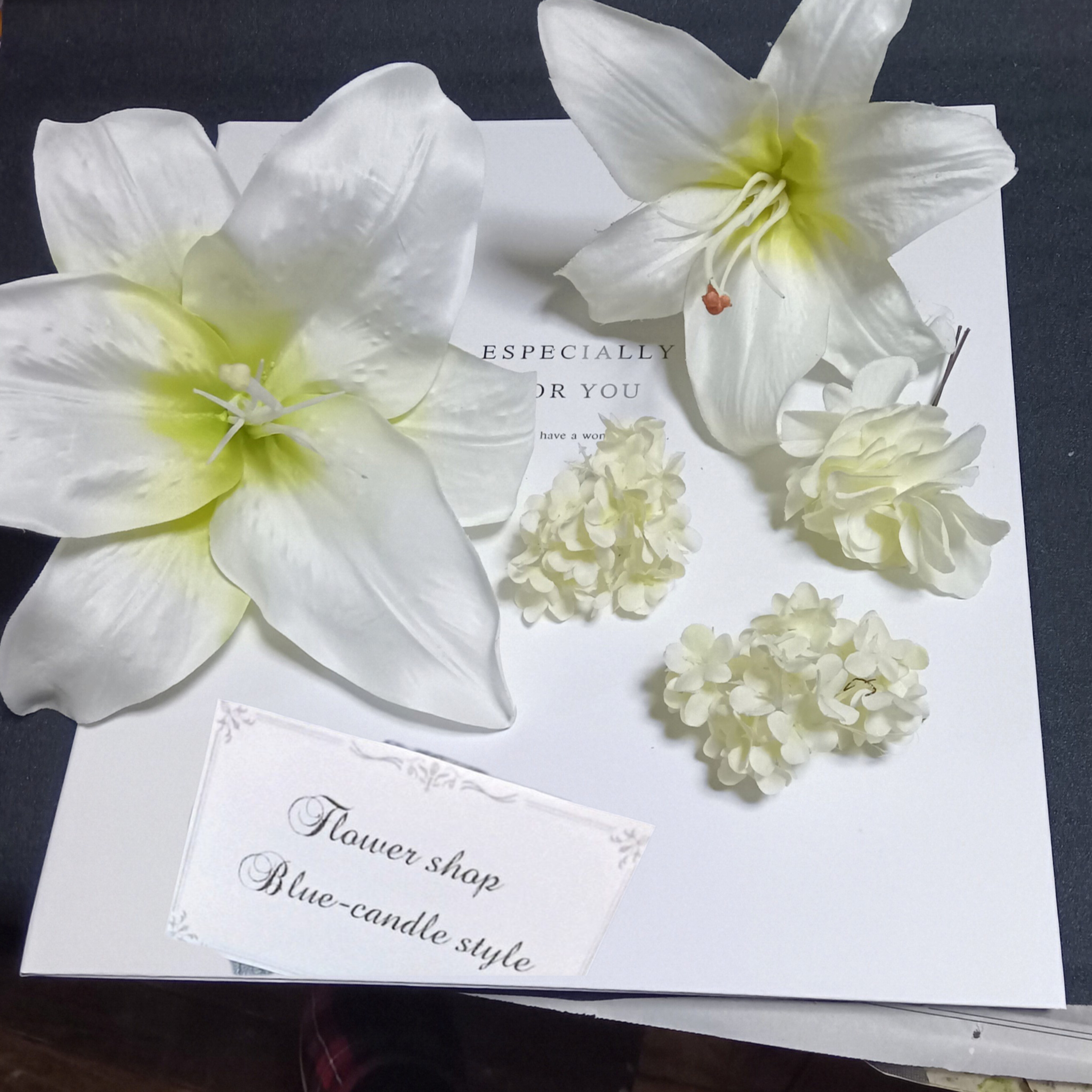 カサブランカ大輪1個　中輪一個と 白の小花の髪飾り  結婚式、卒業式、成人式 4,091円