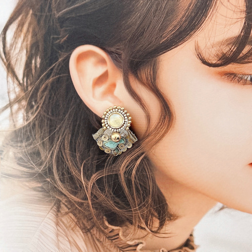 インド刺繍リボン/ブルー/ビーズ刺繍/ゴールド/春/夏/大ぶりピアス