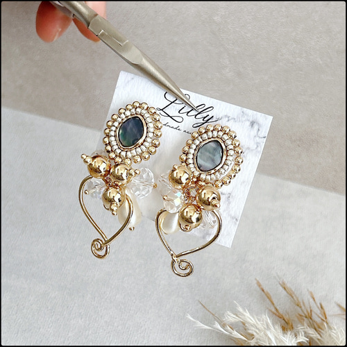 大ぶりピアス/アンティーク/ハート/ビーズ刺繍/ゴールド/揺れる/ピアス