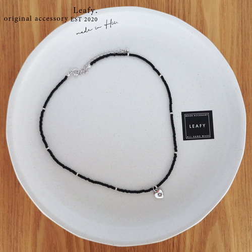 black ♡ マットなブラックビーズ＆ハートチャームのカジュアルビーズ