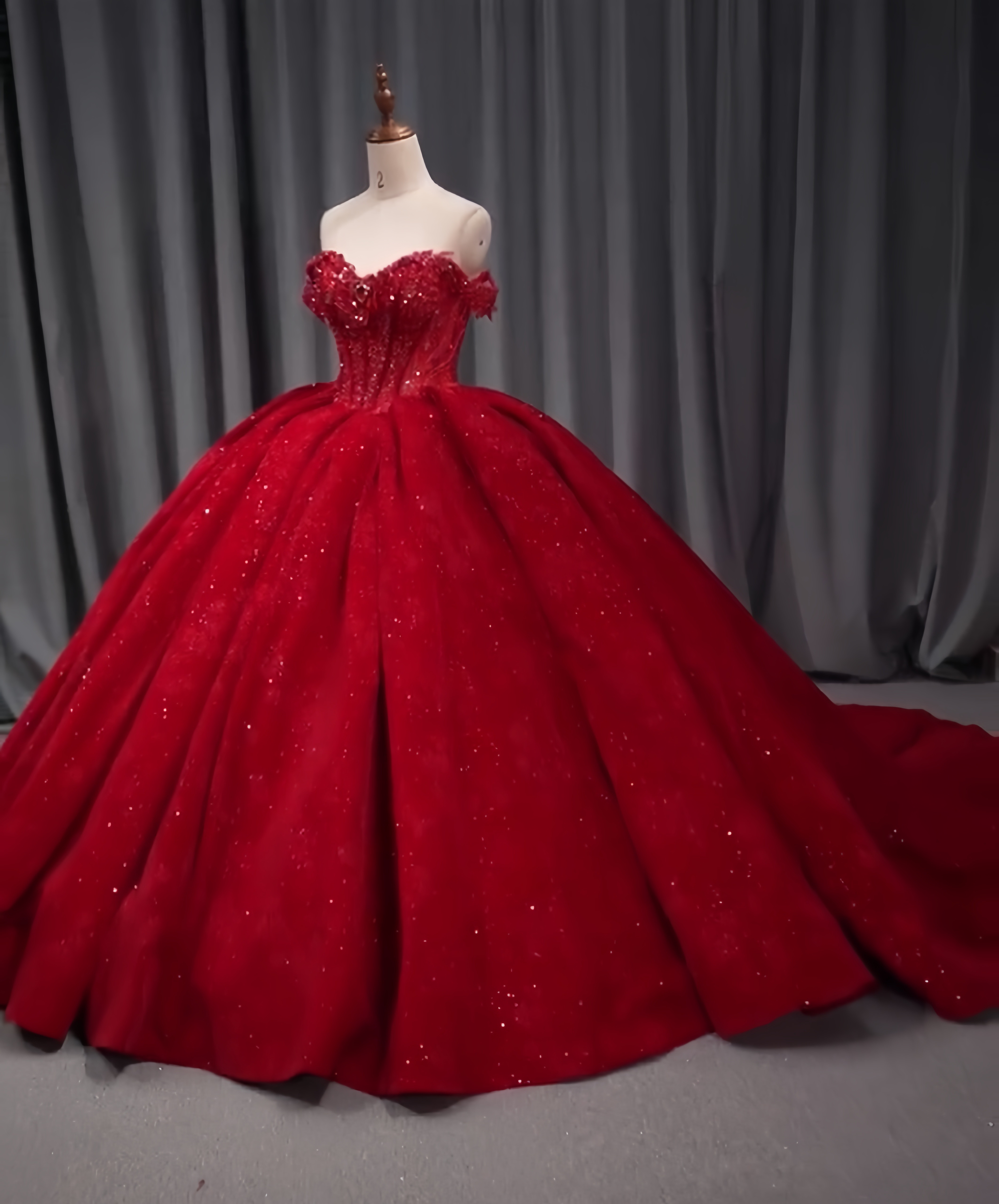 美しいウェディングドレス！ワインレッド　贅沢なビジュー　目立つ　高級感　女王派　グッリター　編み上げデザイン　肩出し花嫁