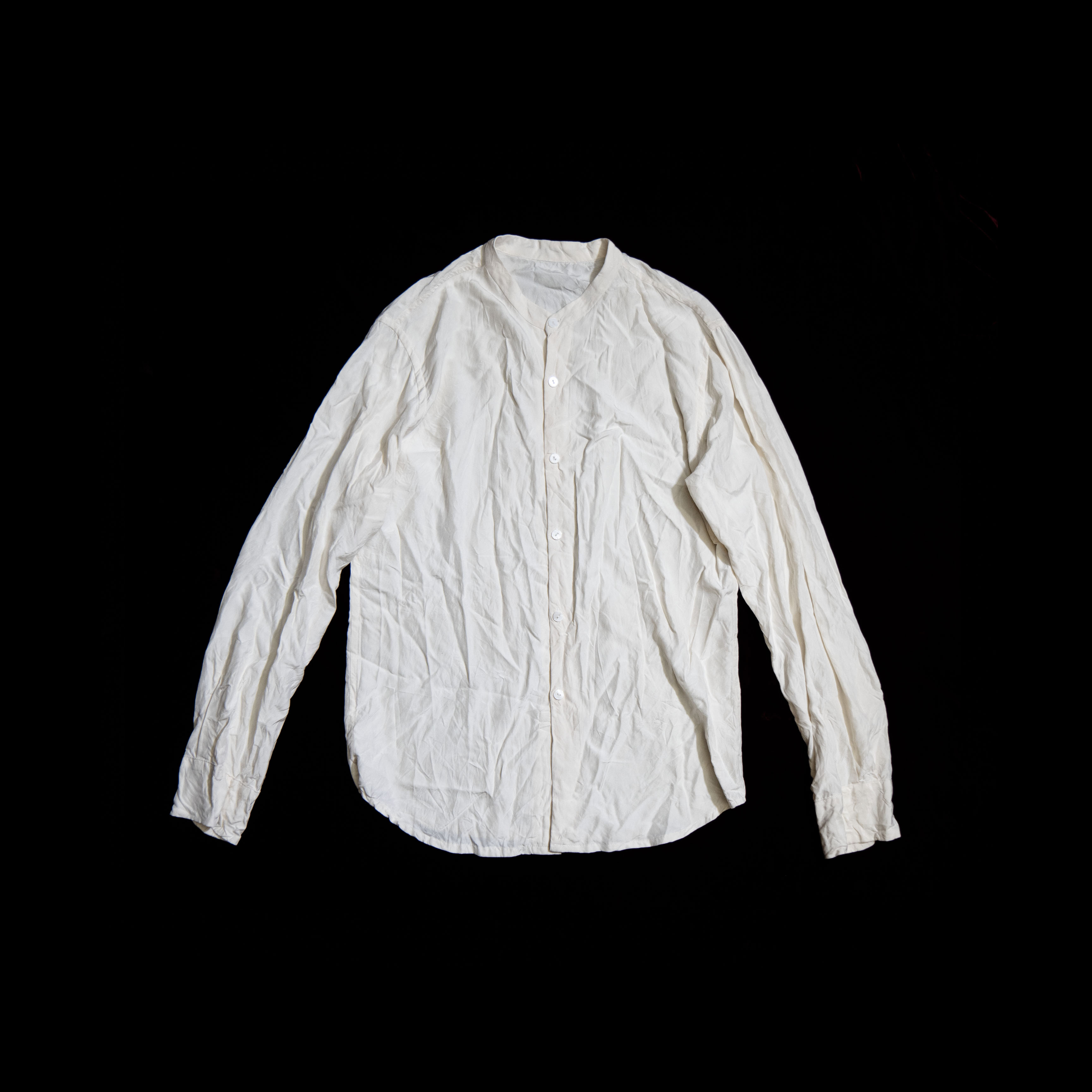 ホワイト、シワ加工アンティークシルク、スタンドカラーシャツ、サイズM（サンプル商品）