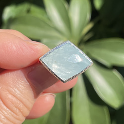 アクアマリン 変形ひし形 立体ラフカット 伏せこみ留 シルバーSV925