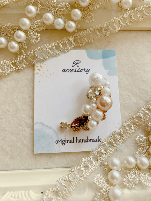 一粒ラインストーンがゆらゆら三日月ブローチ 1枚目の画像