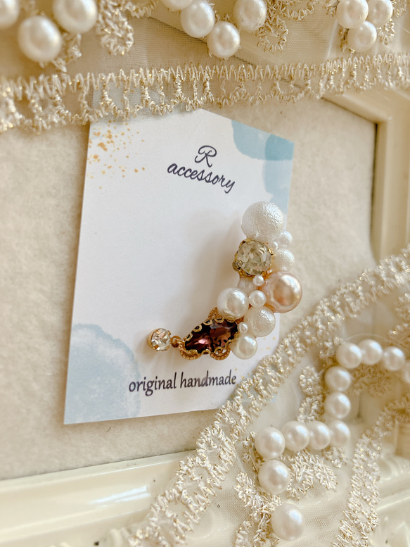 一粒ラインストーンがゆらゆら三日月ブローチ 2枚目の画像