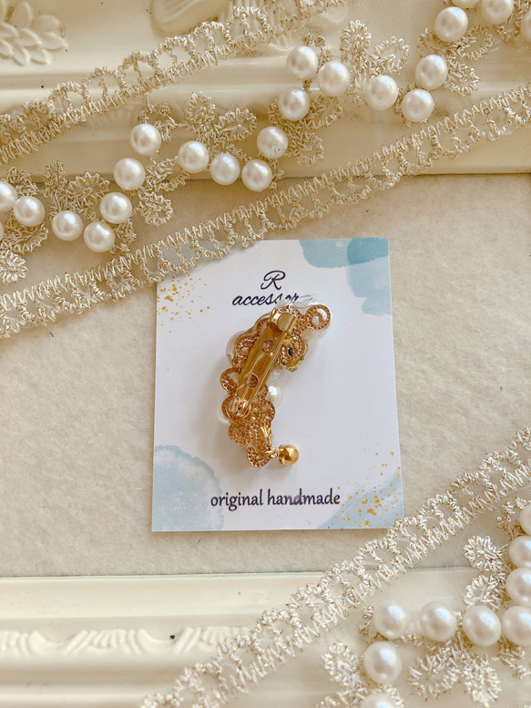 一粒ラインストーンがゆらゆら三日月ブローチ 5枚目の画像