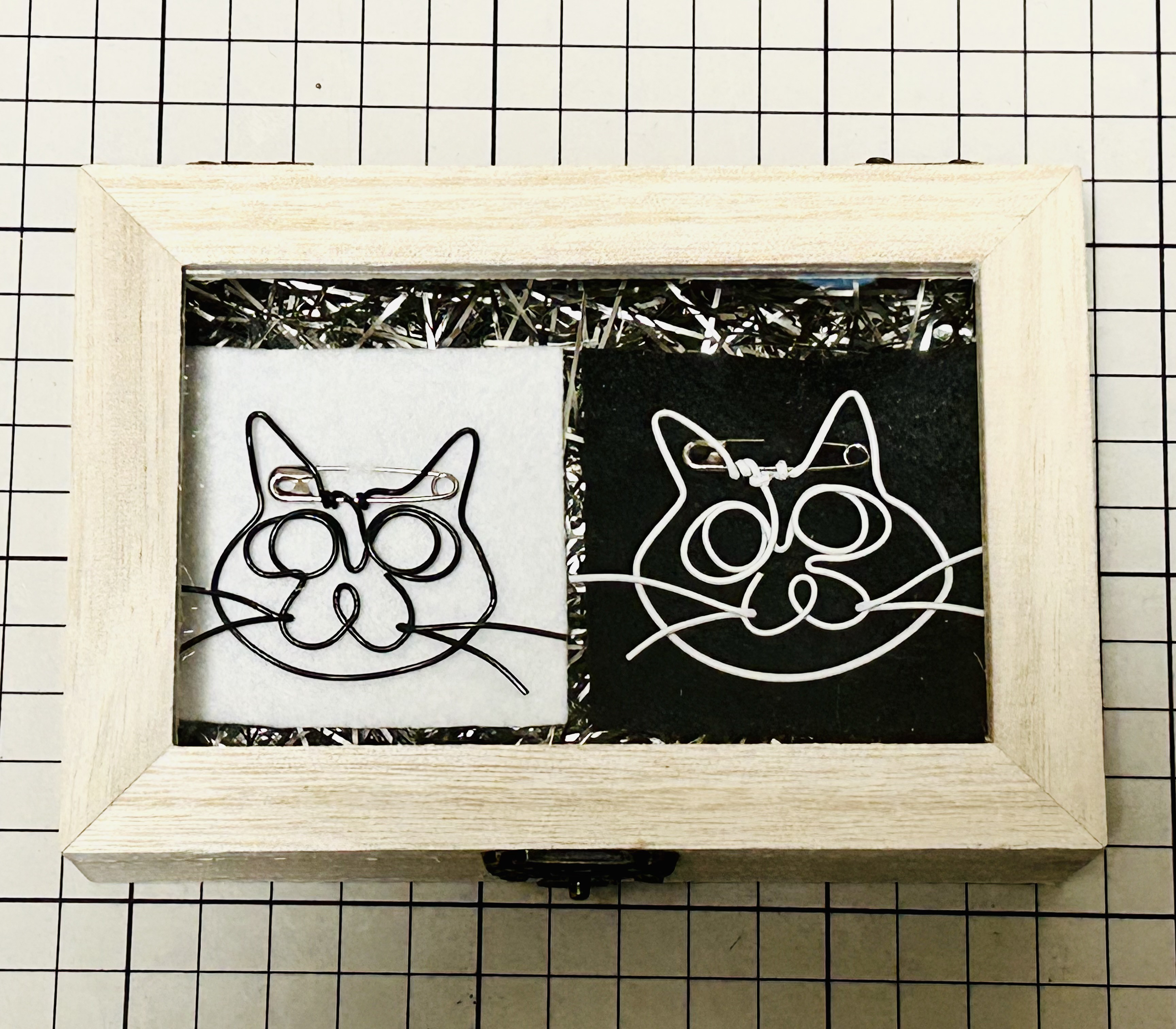 猫ブローチ　ワイヤーアート白黒セット（箱付）