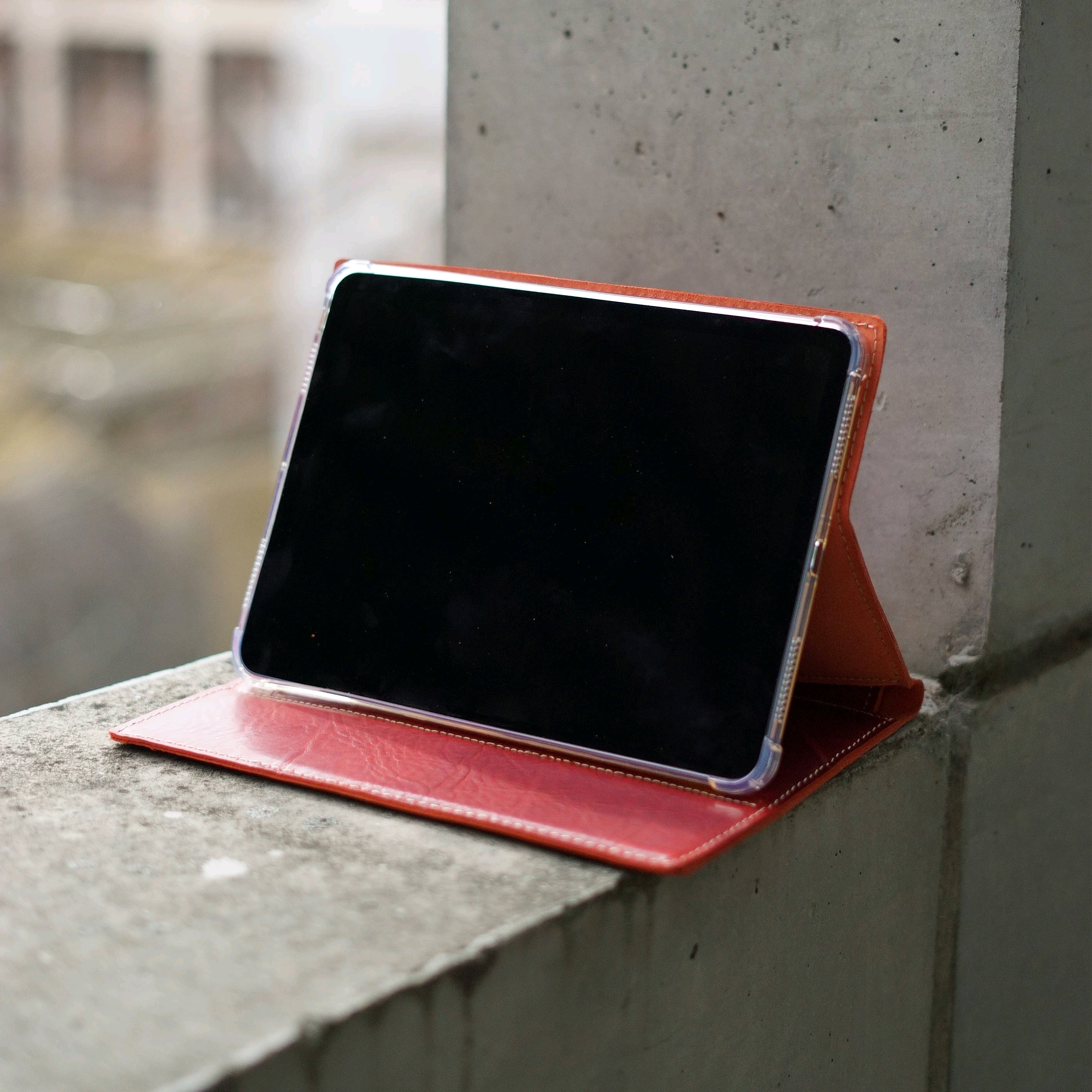 「佇む、美しき手帳。」— イタリアンレザー 本革ipad タブレットケース 斜め設置可能 ペン収納　選べるカラー