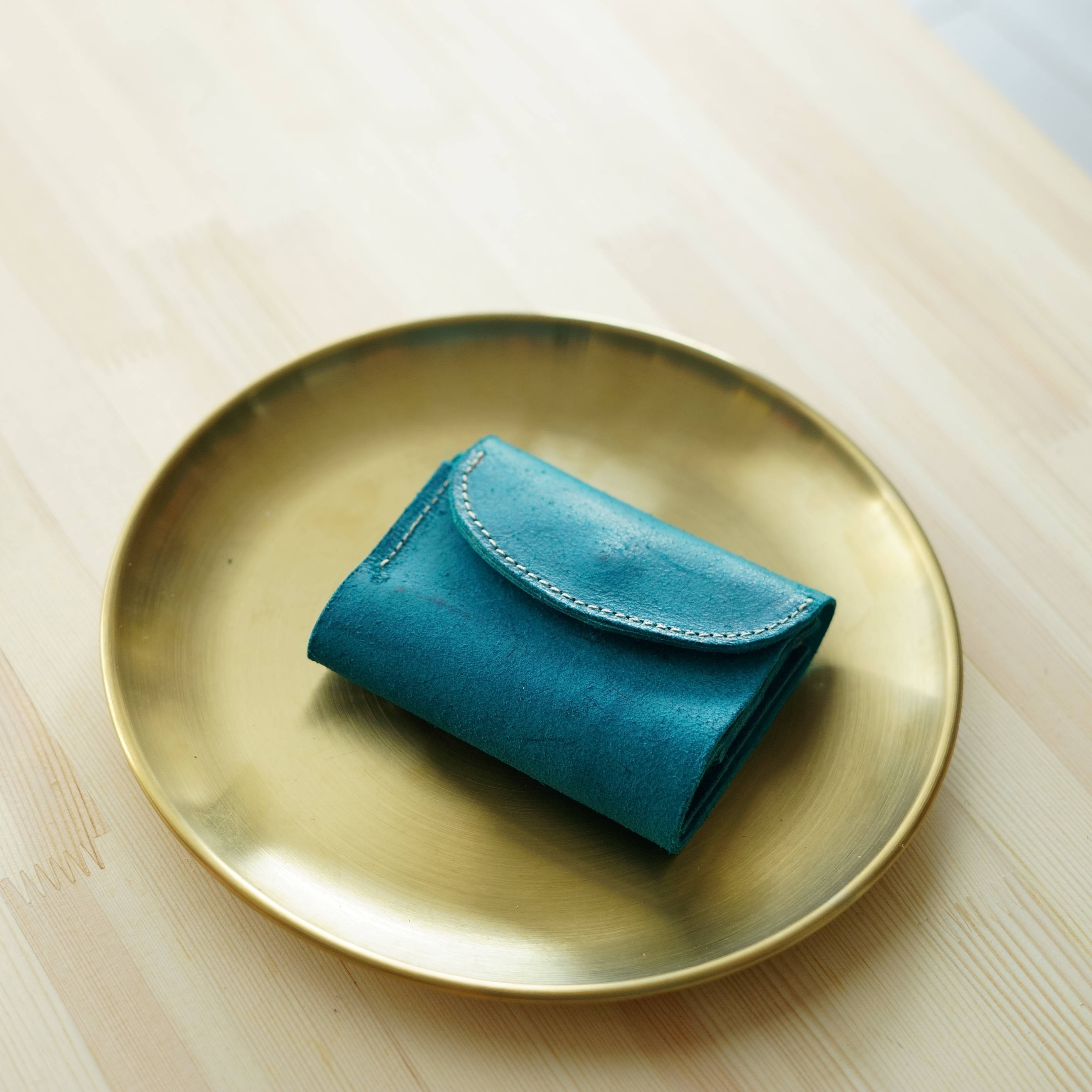 ターコイズブルーイタリアンレザー植物タンニンなめし革のレザーウォレット　コンパクトに鍵まで収納