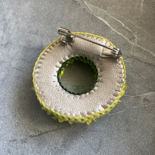 ビーズ刺繍ブローチ 大人 サークル ミモザ風 ブローチ happa 通販
