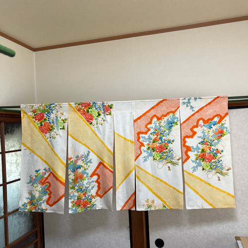 鶴の戯れ~リメイク、暖簾ー着物！ 鶴の群れ、着物リメイク暖簾、留袖、横〜125–丈〜119! カーテン