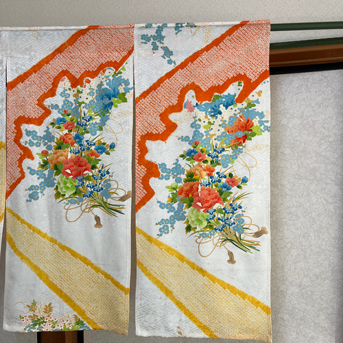 梅の花、着物リメイクーのれん、お部屋に縁！ 着物リメイク暖簾ーのれん、花柄、鳳凰、横〜121–丈〜119,1点物