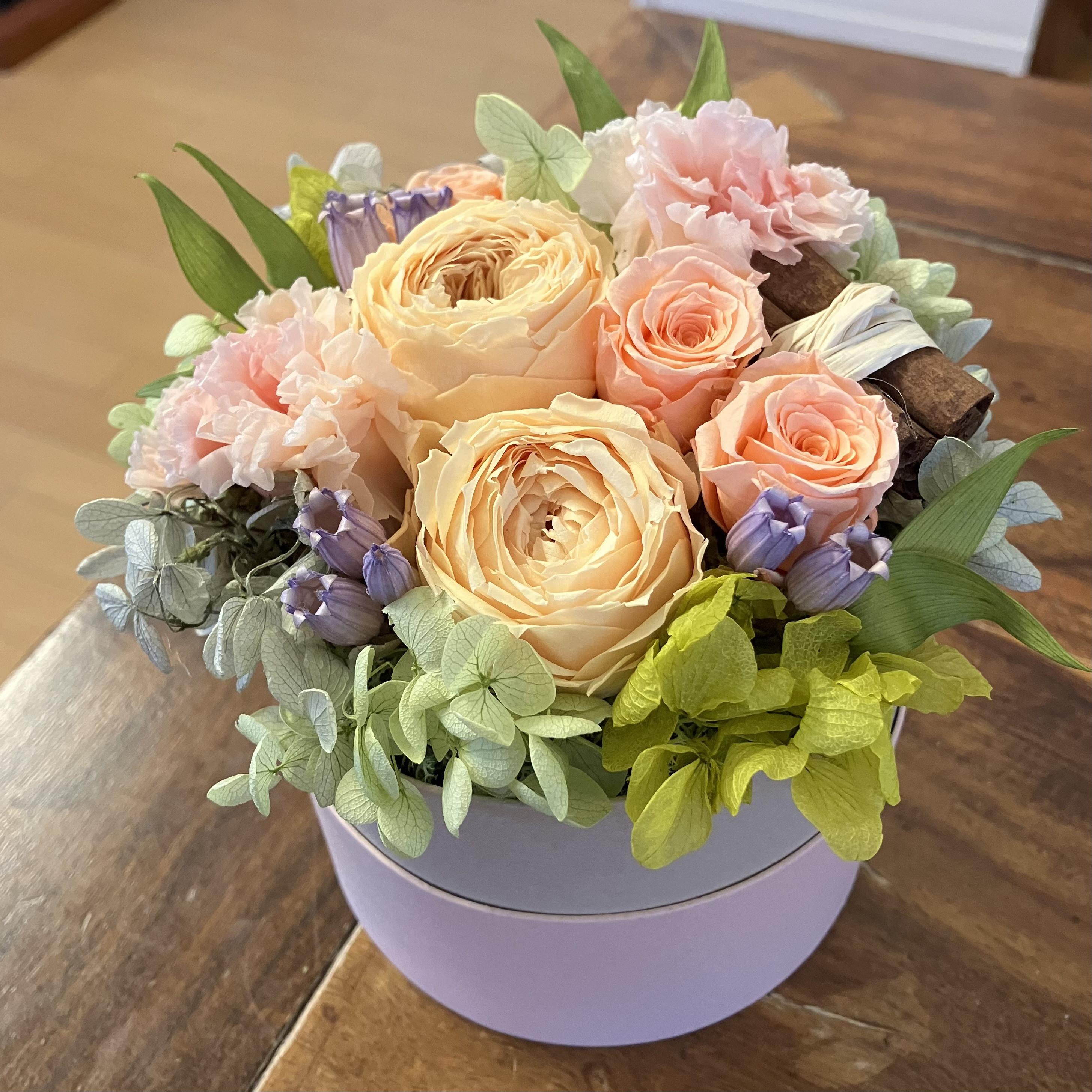 コロンと可愛いアプリコットカラーのプリザーブドフラワーアレンジメント　お誕生日　母の日　ギフト