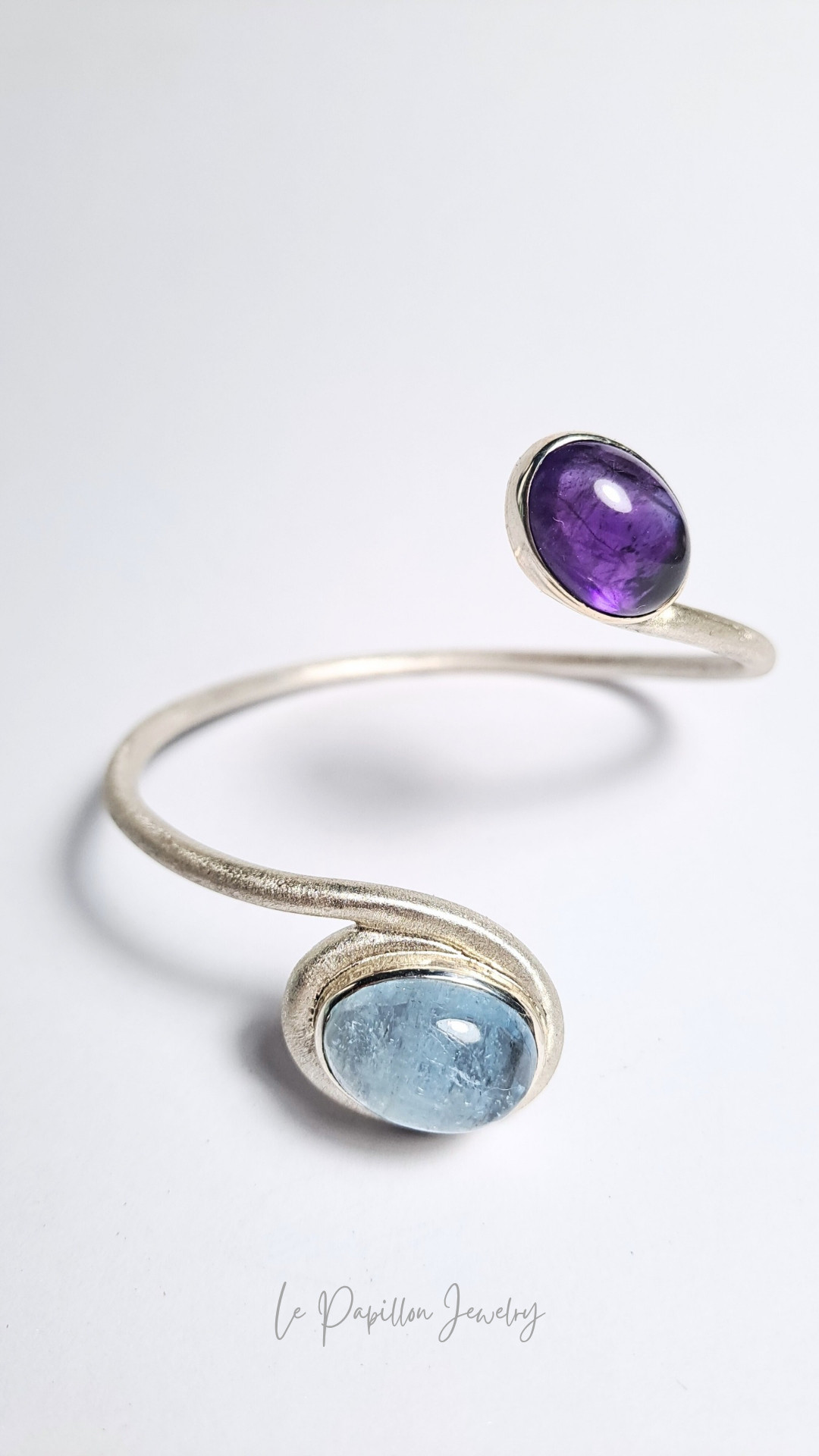 氷のような上質ナチュラルアクアマリン&アメジスト　2ストーンシルバーバングル