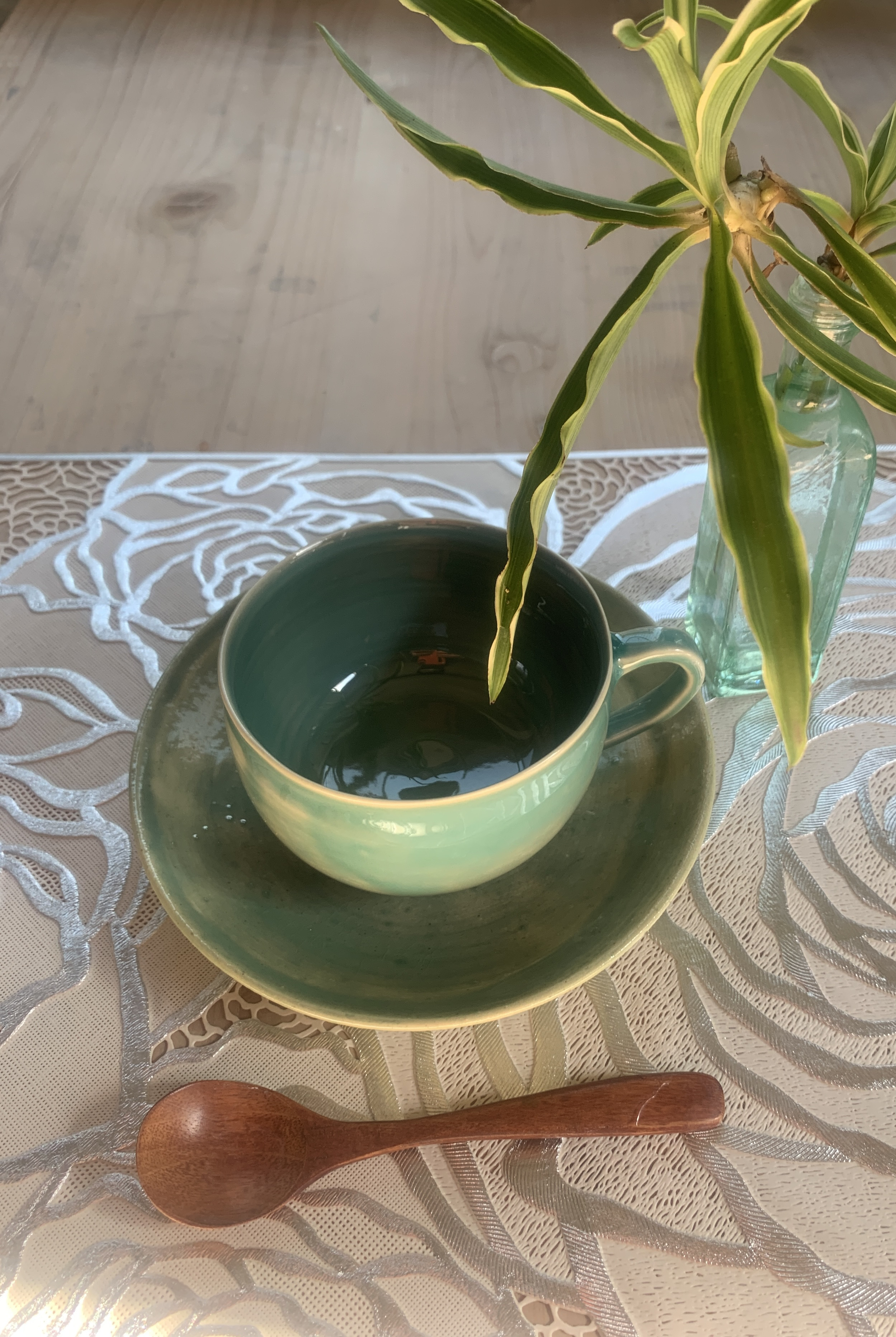 流れるグリーンのカップソーサー